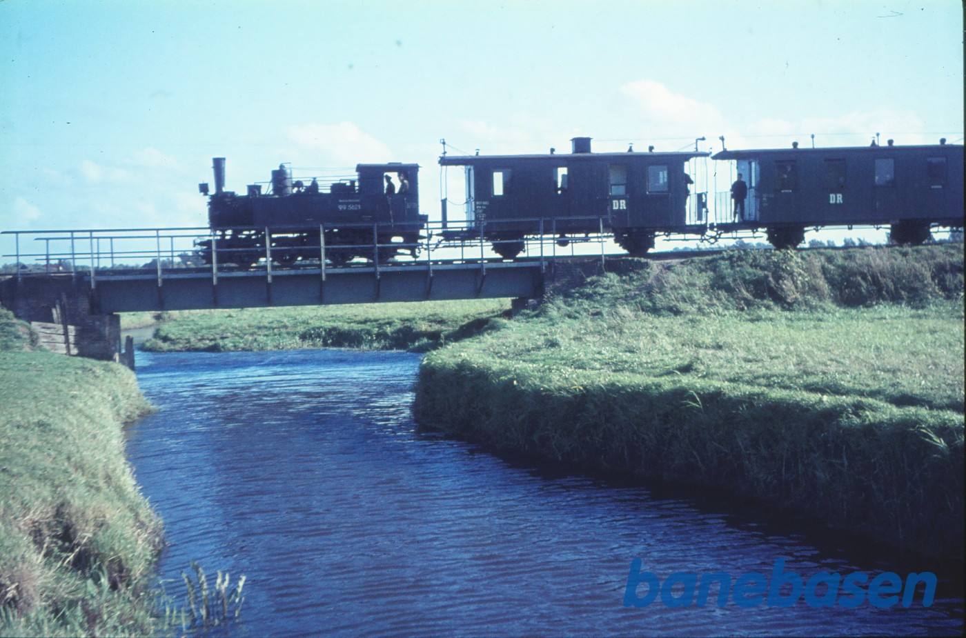 Damplokomotiv 99 5621 med udflugtstog for DJK på fri strækning Damplokomotiv 99 5621 med udflugtstog for DJK på fri strækning