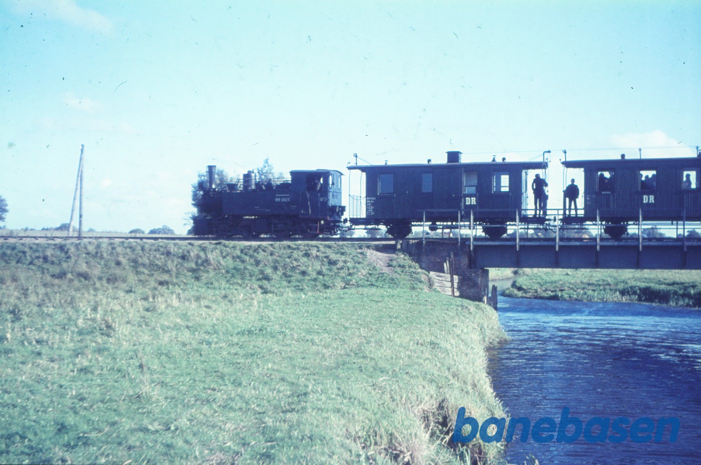 Damplokomotiv 99 5621 med udflugtstog for DJK på fri strækning Damplokomotiv 99 5621 med udflugtstog for DJK på fri strækning
