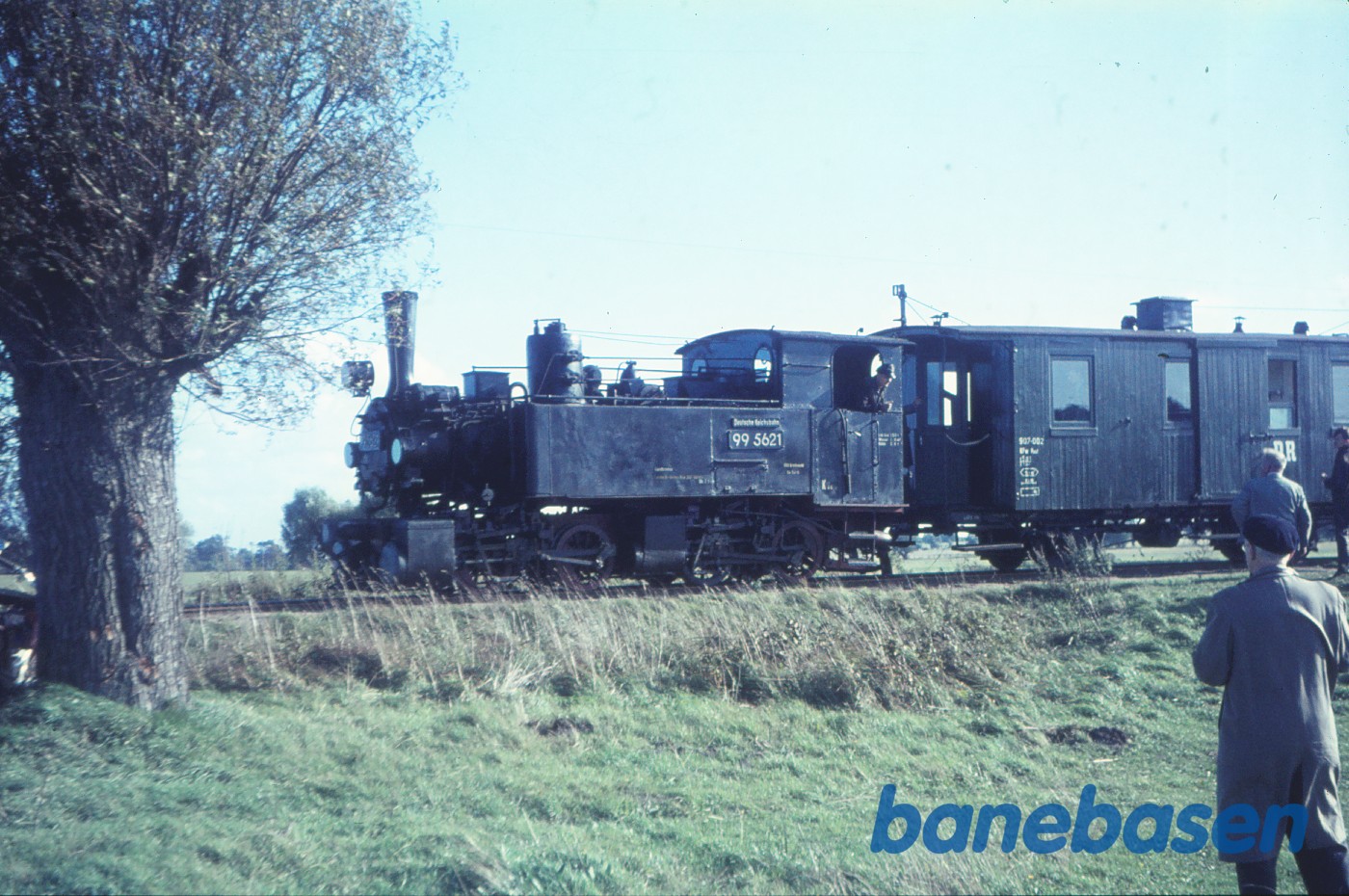 Damplokomotiv 99 5621 med udflugtstog for DJK på fri strækning Damplokomotiv 99 5621 med udflugtstog for DJK på fri strækning