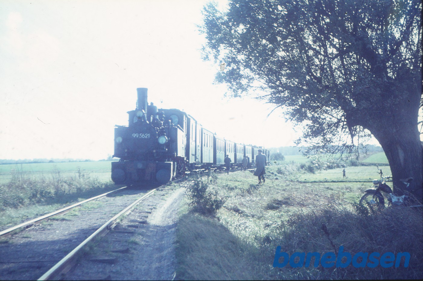 Damplokomotiv 99 5621 med udflugtstog for DJK på fri strækning Damplokomotiv 99 5621 med udflugtstog for DJK på fri strækning