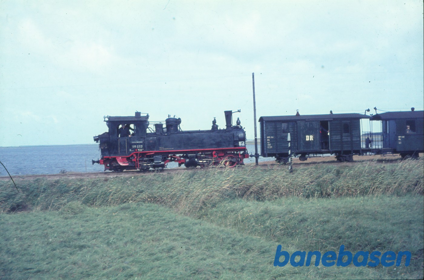 Damplokomotiv 99 552 med udflugtstog for DJK mellem Jabelitz og Neuendorf Damplokomotiv 99 552 med udflugtstog for DJK mellem Jabelitz og Neuendorf