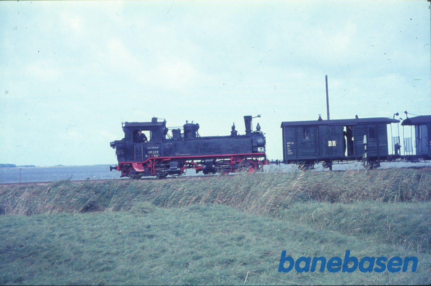 Damplokomotiv 99 552 med udflugtstog for DJK mellem Jabelitz og Neuendorf Damplokomotiv 99 552 med udflugtstog for DJK mellem Jabelitz og Neuendorf