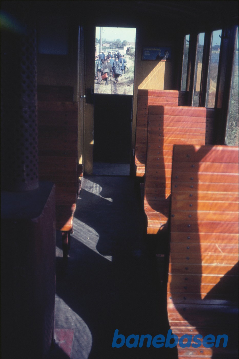 Interiør i personvogn med træsæder Interiør i personvogn med træsæder