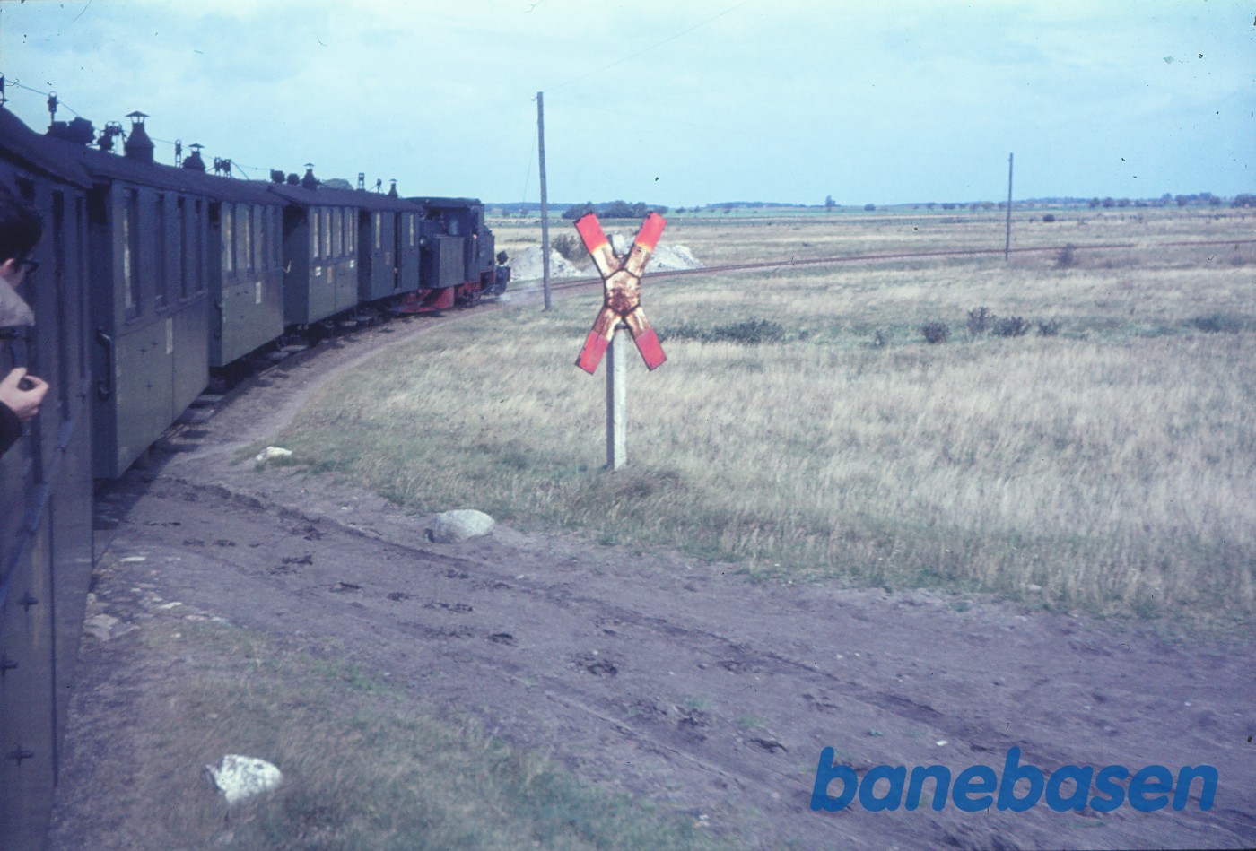 Damplokomotiv 99 4653 med persontog på fri strækning Damplokomotiv 99 4653 med persontog på fri strækning