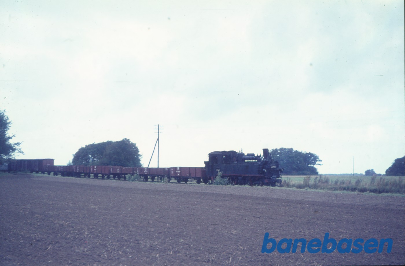 Damplokomotiv 99 570 med godstog på fri strækning Damplokomotiv 99 570 med godstog på fri strækning