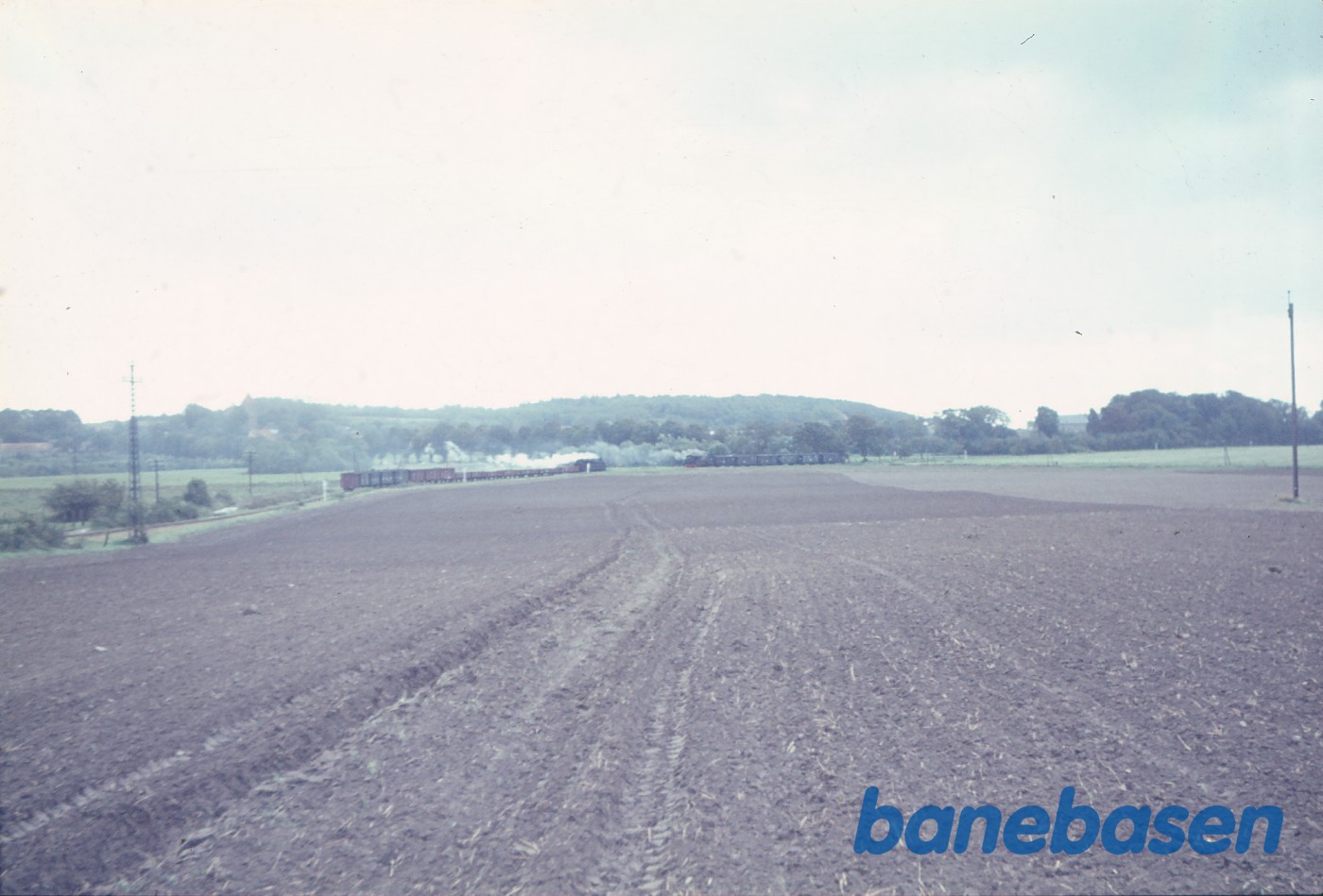 Damplokomotiv 99 570 med godstog på fri strækning Damplokomotiv 99 570 med godstog på fri strækning