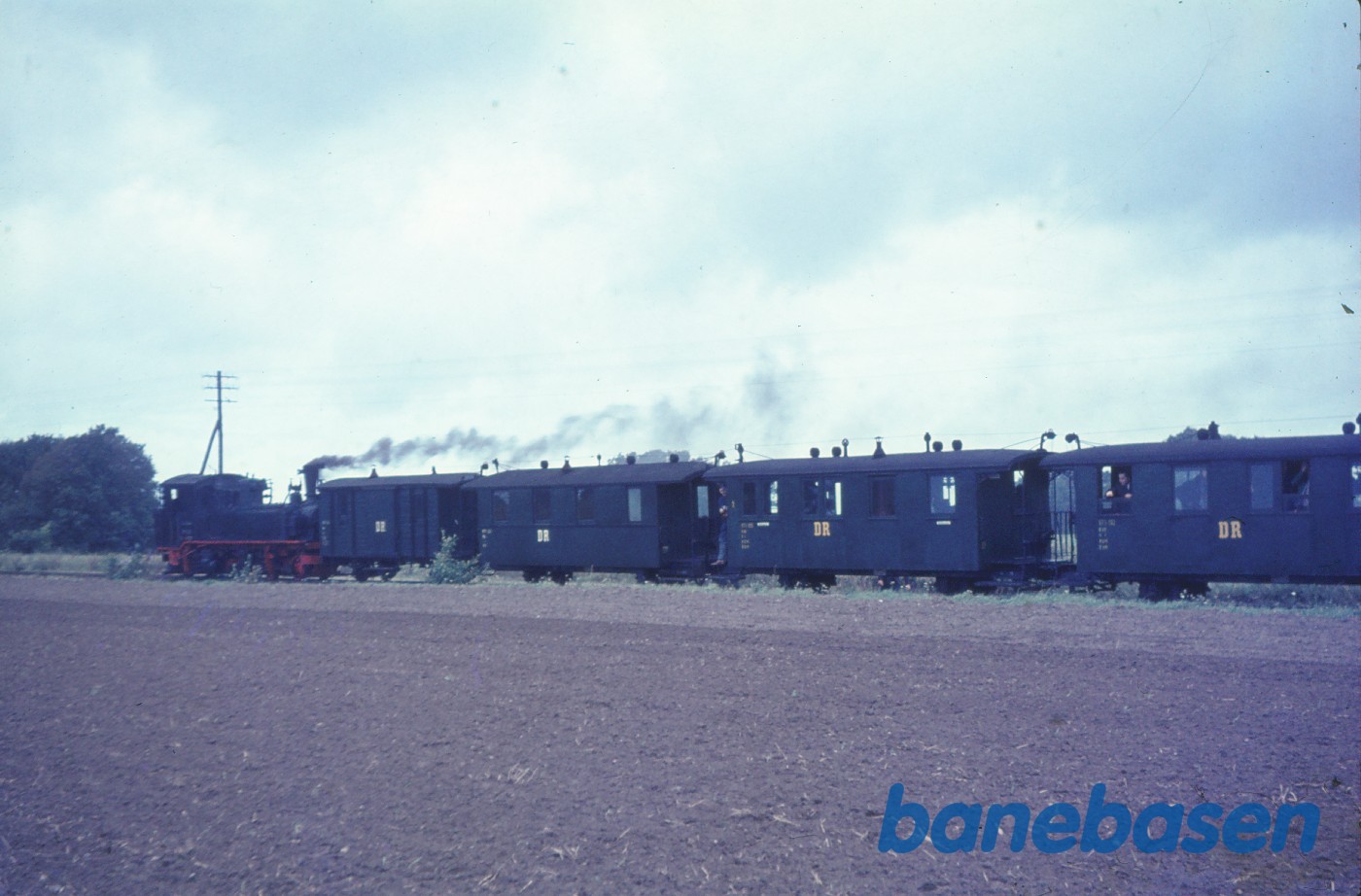 Damplokomotiv 99 552 med persontog på fri strækning Damplokomotiv 99 552 med persontog på fri strækning