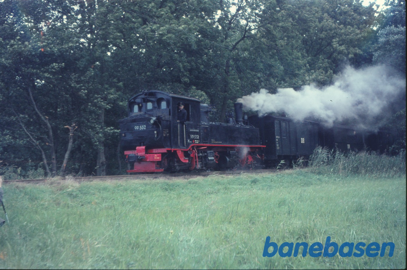Damplokomotiv 99 552 med persontog på fri strækning Damplokomotiv 99 552 med persontog på fri strækning