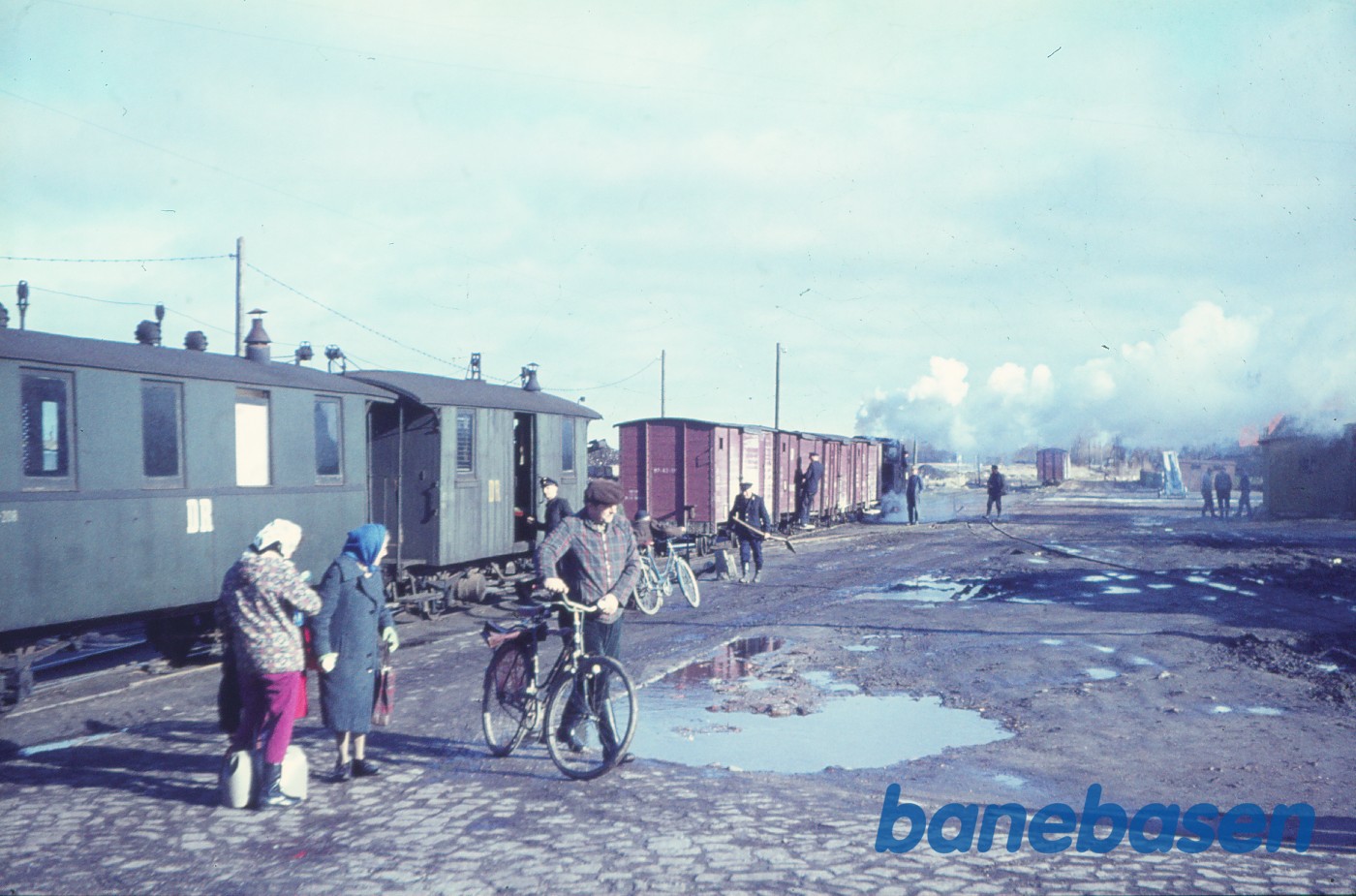 Damplokomotiv 99 4652 rangerer med blandettog Damplokomotiv 99 4652 rangerer med blandettog