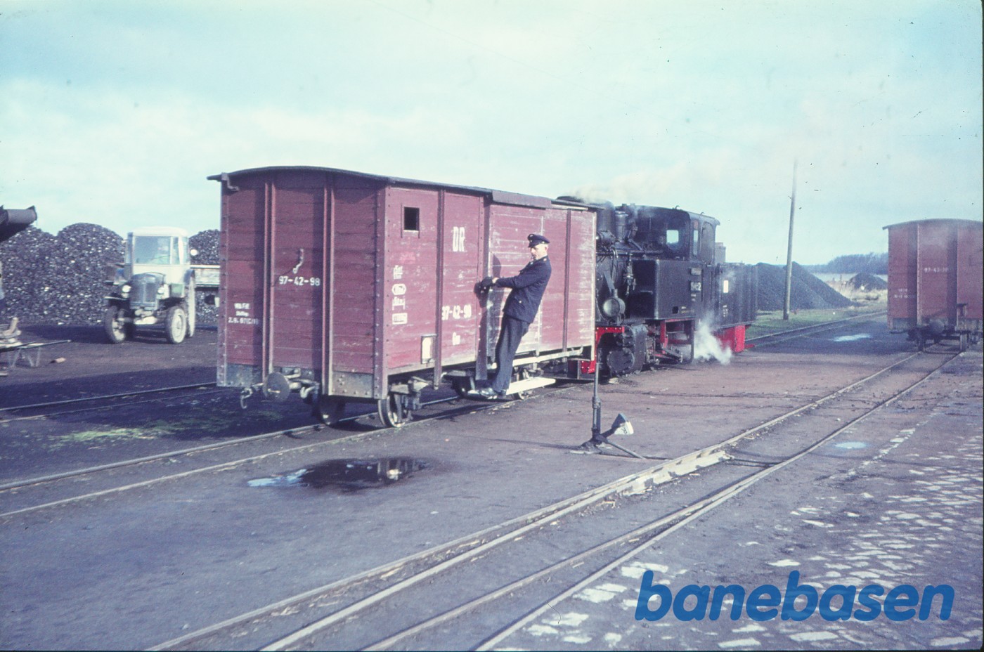 Damplokomotiv 99 4652 rangerer med lukket godsvogn Gw 97-42-98 Damplokomotiv 99 4652 rangerer med lukket godsvogn Gw 97-42-98