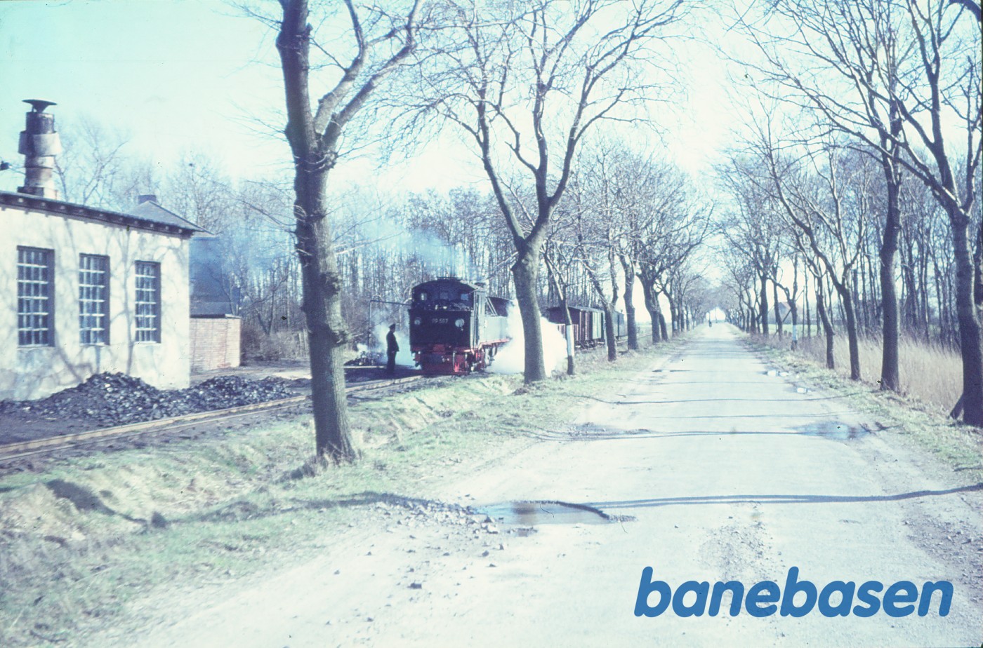 Damplokomotiv 99 587 med blandettog Damplokomotiv 99 587 med blandettog