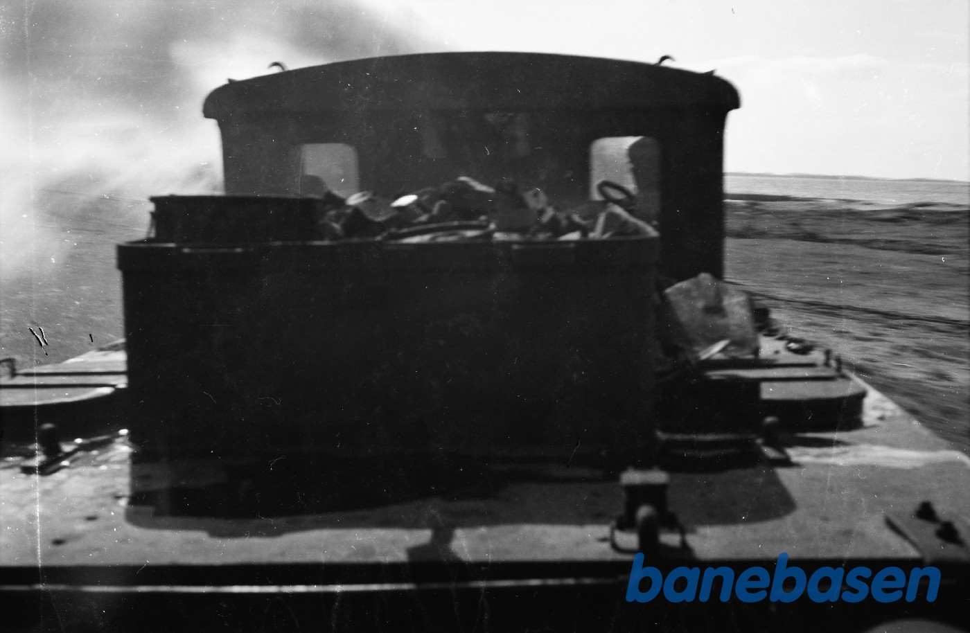 Vue fra personvogn mod damplokomotiv Vue fra personvogn mod damplokomotiv