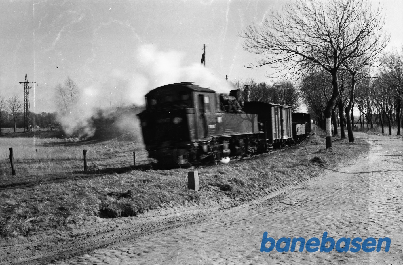 Damplokomotiv 99 587 med blandettog Damplokomotiv 99 587 med blandettog