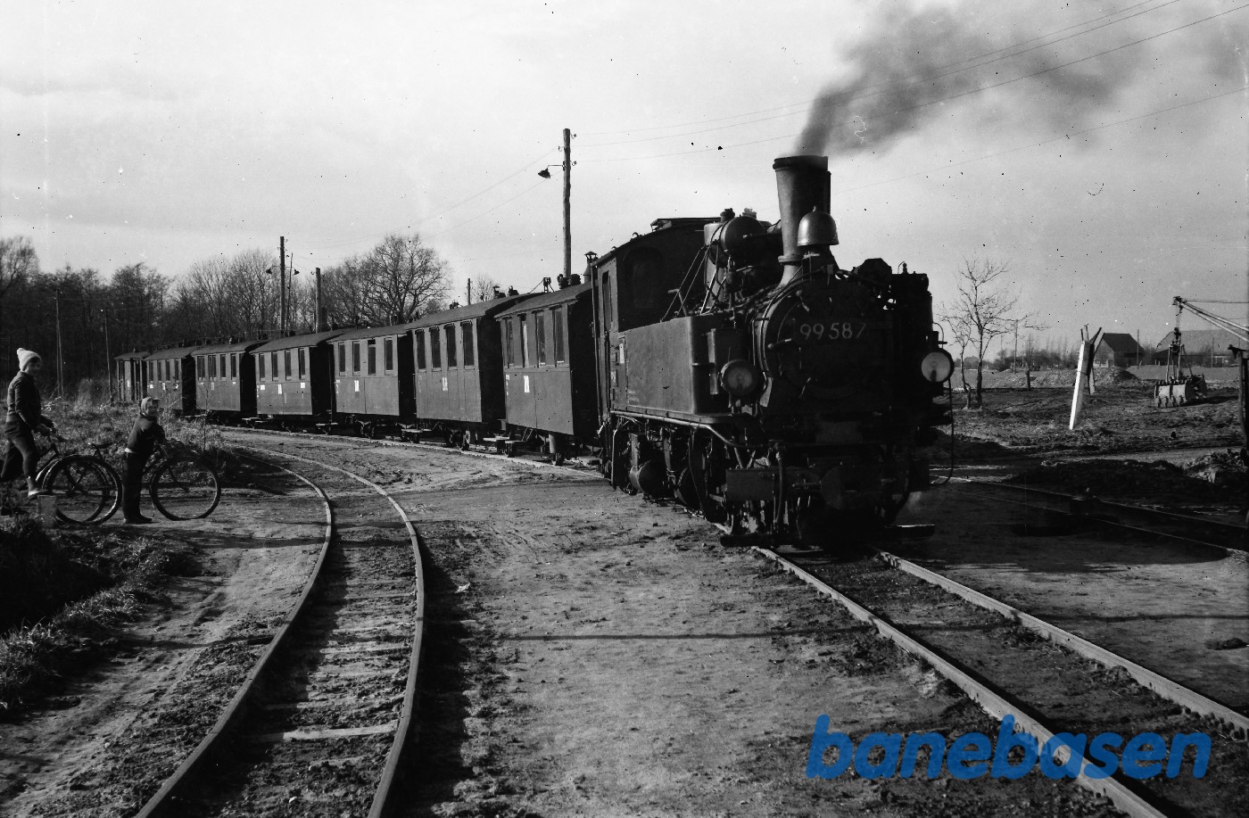 Damplokomotiv 99 587 med persontog Damplokomotiv 99 587 med persontog