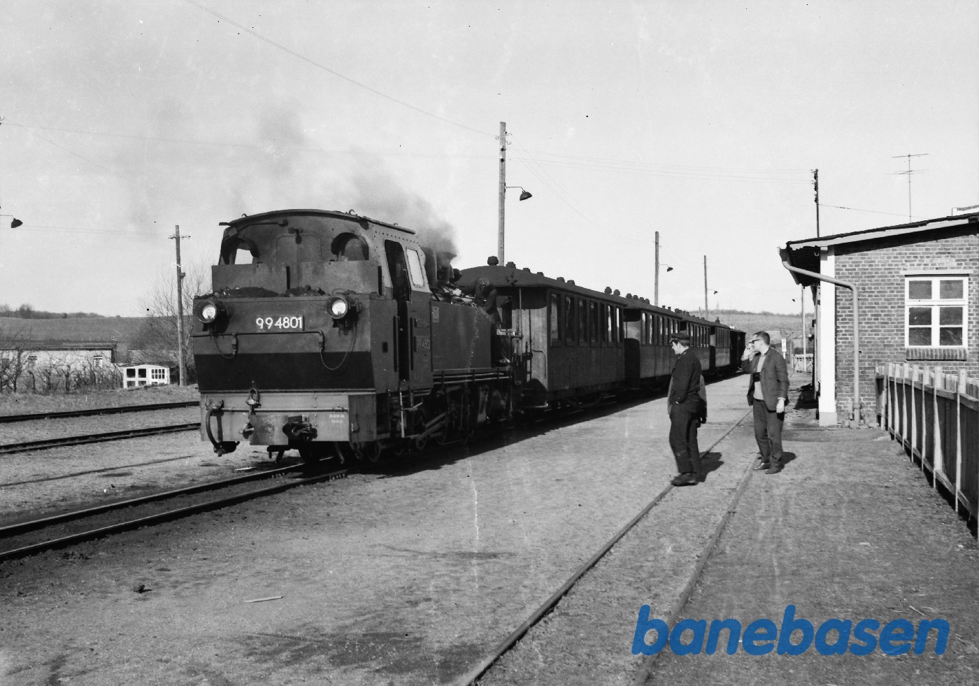 Damplokomotiv 99 4801 med persontog Damplokomotiv 99 4801 med persontog