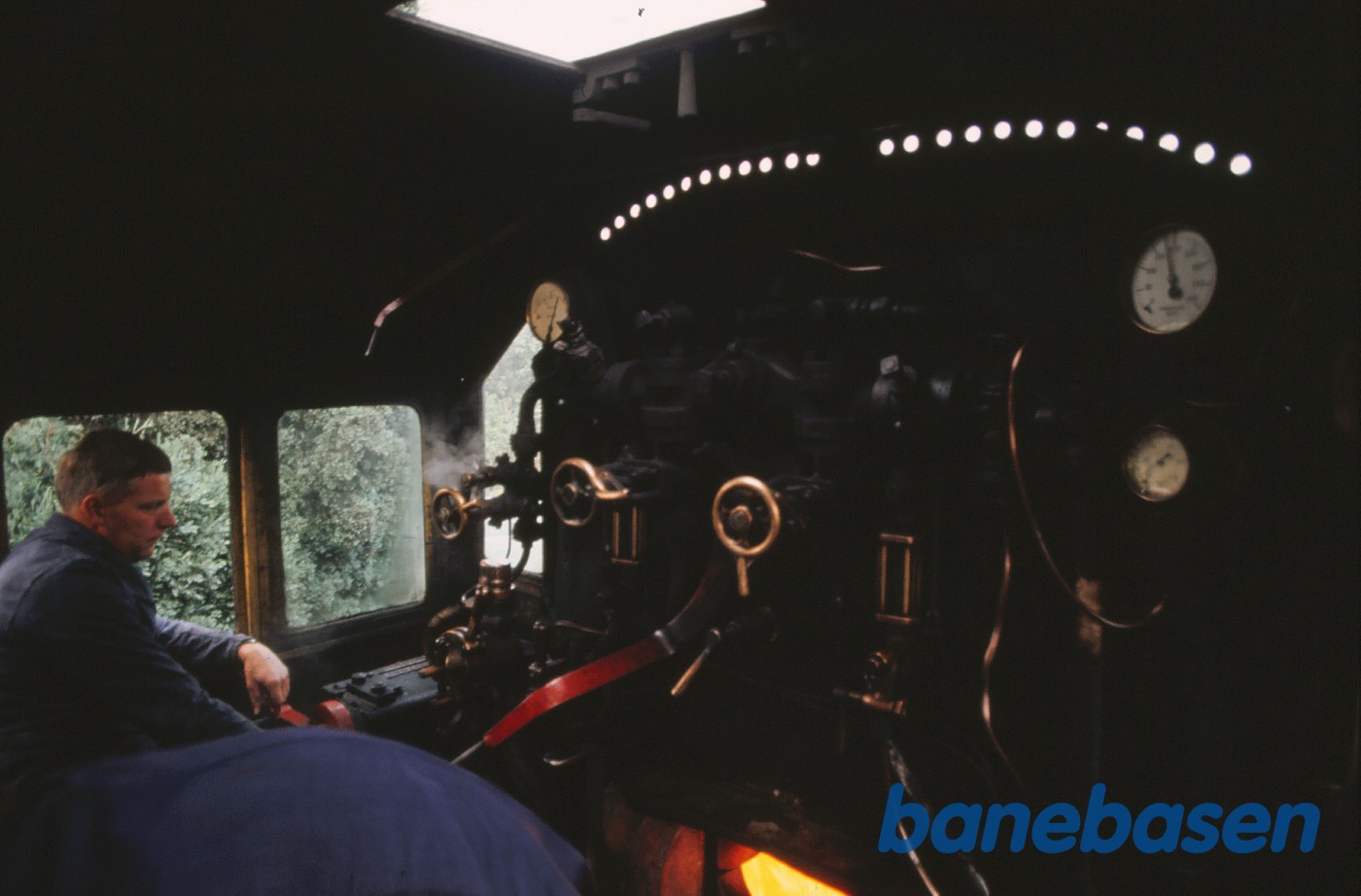 Interiør fra førerhus på damplokomotiv BR 46443, SvJ som lokofører Interiør fra førerhus på damplokomotiv BR 46443, SvJ som lokofører