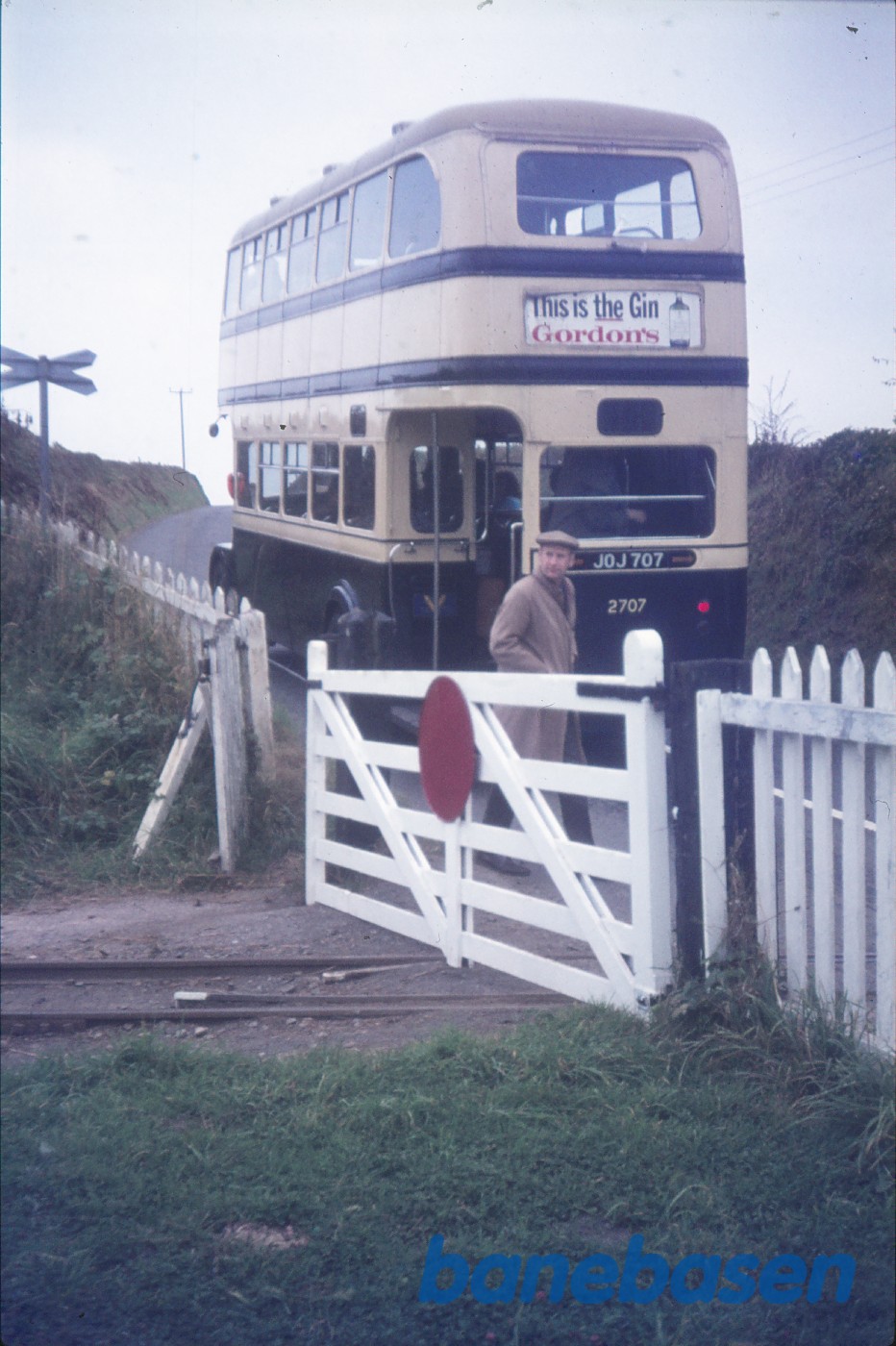 Dobbeltdækkerbus med jernbaneenthusiaster Dobbeltdækkerbus med jernbaneenthusiaster