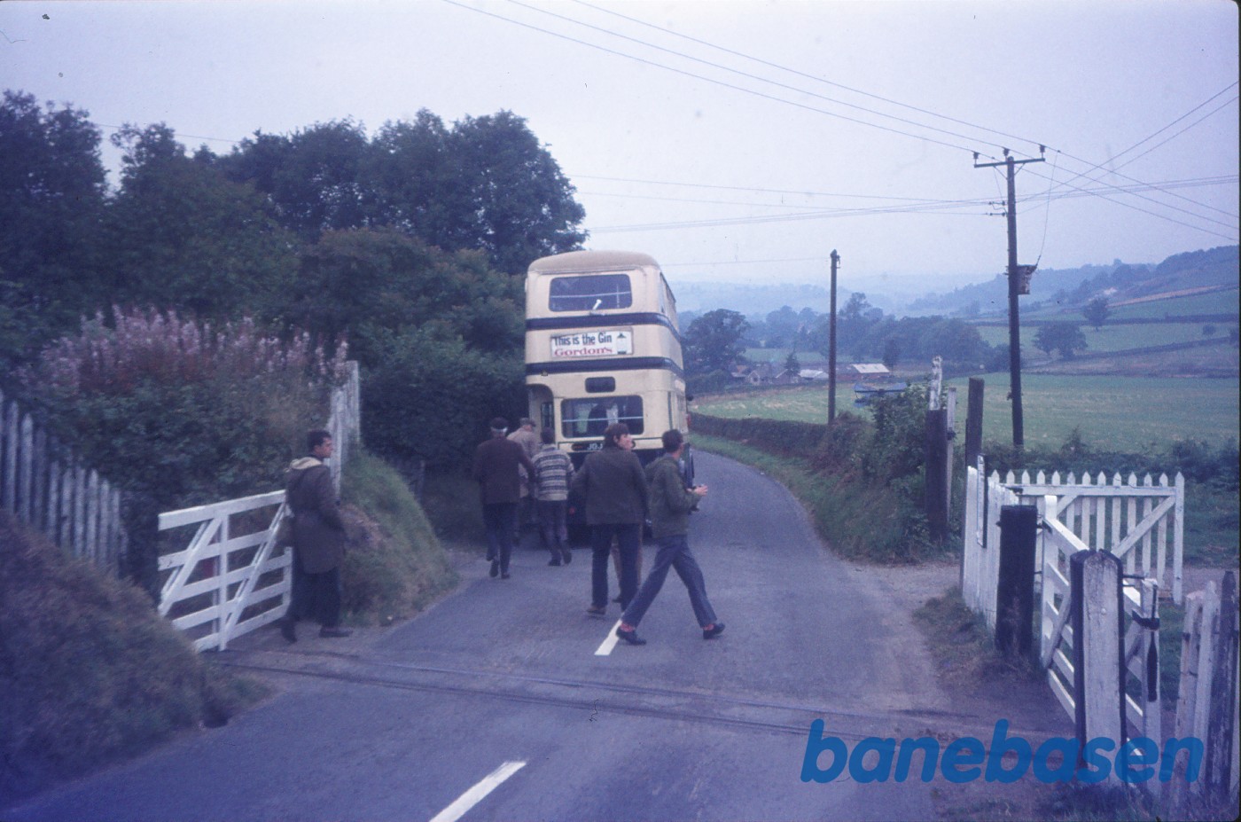 Dobbeltdækkerbus med jernbaneenthusiaster Dobbeltdækkerbus med jernbaneenthusiaster
