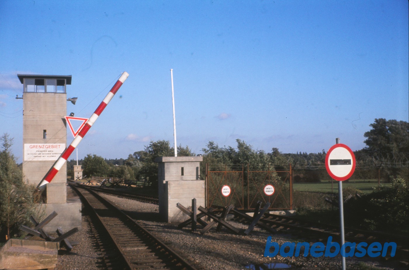Grenzgebiet, bygning og bom, formentlig i forbindelse med filmoptagelse Grenzgebiet, bygning og bom, formentlig i forbindelse med filmoptagelse