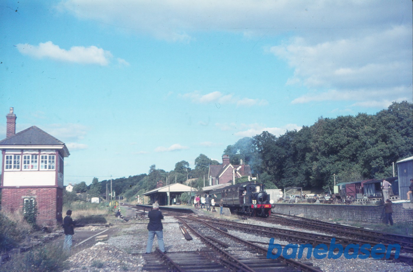 Damplokomotiv South Eastern & Chatham Railway P-class nr. 323 "BLUEBELL" med persontog Damplokomotiv South Eastern & Chatham Railway P-class nr. 323 "BLUEBELL" med persontog