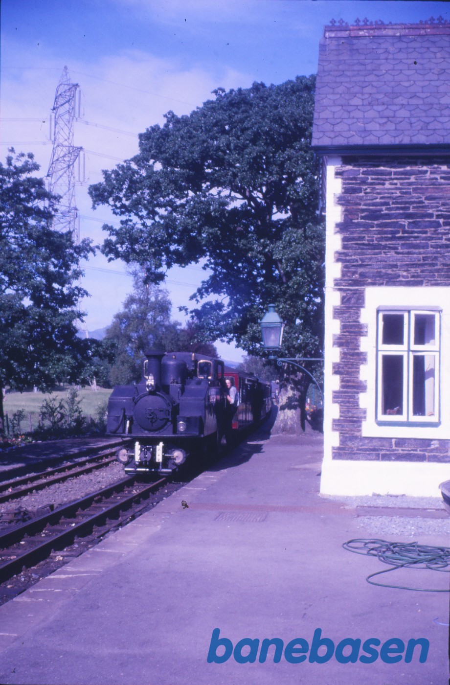 Damplokomotiv "Earl of Merioneth" med persontog Damplokomotiv "Earl of Merioneth" med persontog