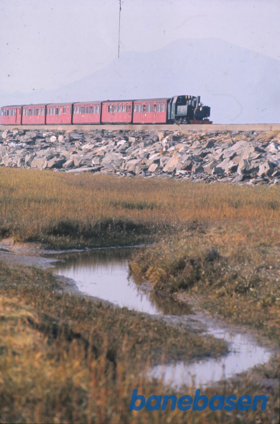 Damplokomotiv British War Department/Festiniog Railway "MOUNTAINEER" med tog på strækningen Damplokomotiv British War Department/Festiniog Railway "MOUNTAINEER" med tog på strækningen