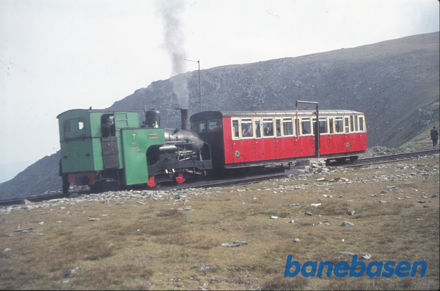 Damplokomotiv nr. 7 "AYLWIN" afventer krydsning Damplokomotiv nr. 7 "AYLWIN" afventer krydsning