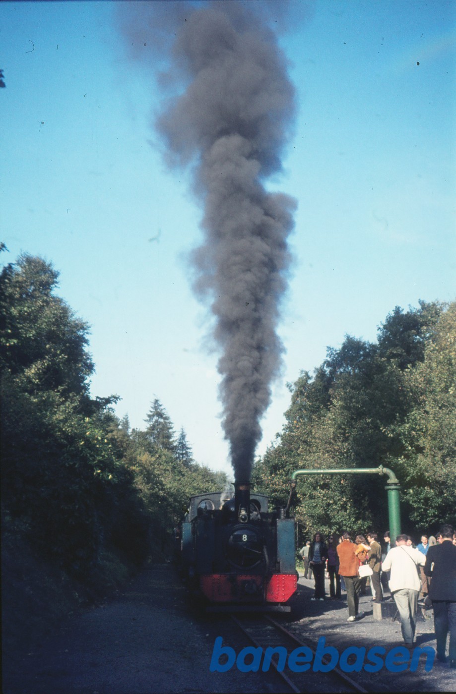Class 98 nr. 8 "LLYWELYN" med tog på strækningen, vandtagning Class 98 nr. 8 "LLYWELYN" med tog på strækningen, vandtagning