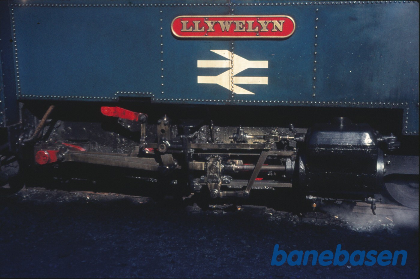 Damplokomotiv Class 98 nr. 8 "LLYWELYN", gangtøj, cylinder og navneskilt Damplokomotiv Class 98 nr. 8 "LLYWELYN", gangtøj, cylinder og navneskilt