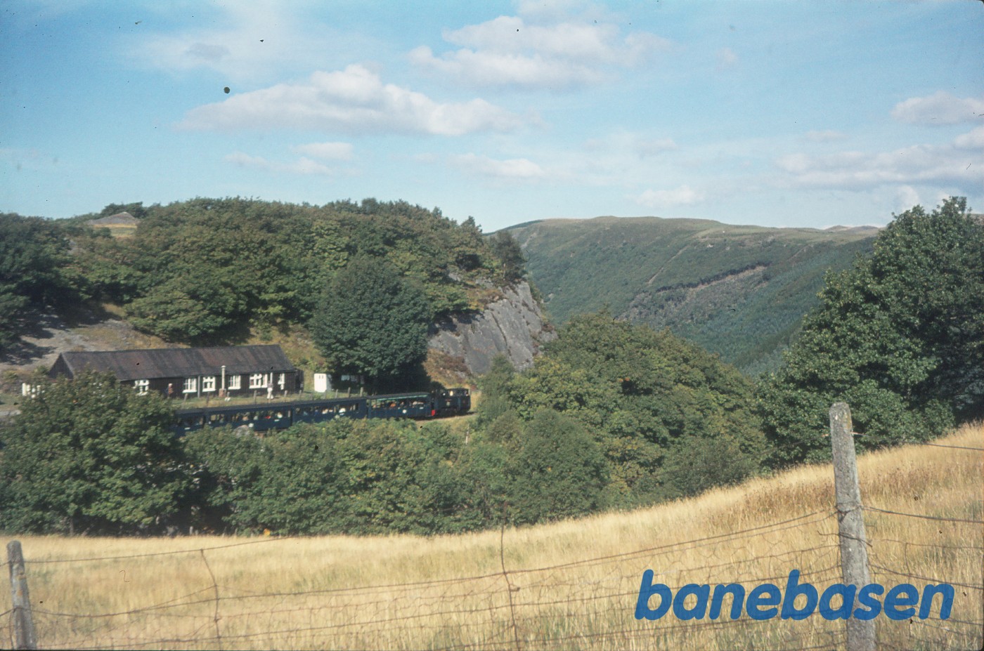 Class 98 nr. 8 "LLYWELYN" med tog på strækningen Class 98 nr. 8 "LLYWELYN" med tog på strækningen