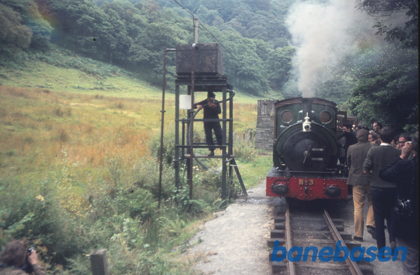 Damplokomotiv nr. 3 "SIR HAYDN" tager vand på strækningen Damplokomotiv nr. 3 "SIR HAYDN" tager vand på strækningen
