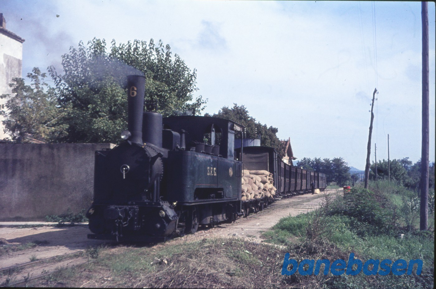 Damplokomotiv nr. 6 med blandettog Damplokomotiv nr. 6 med blandettog