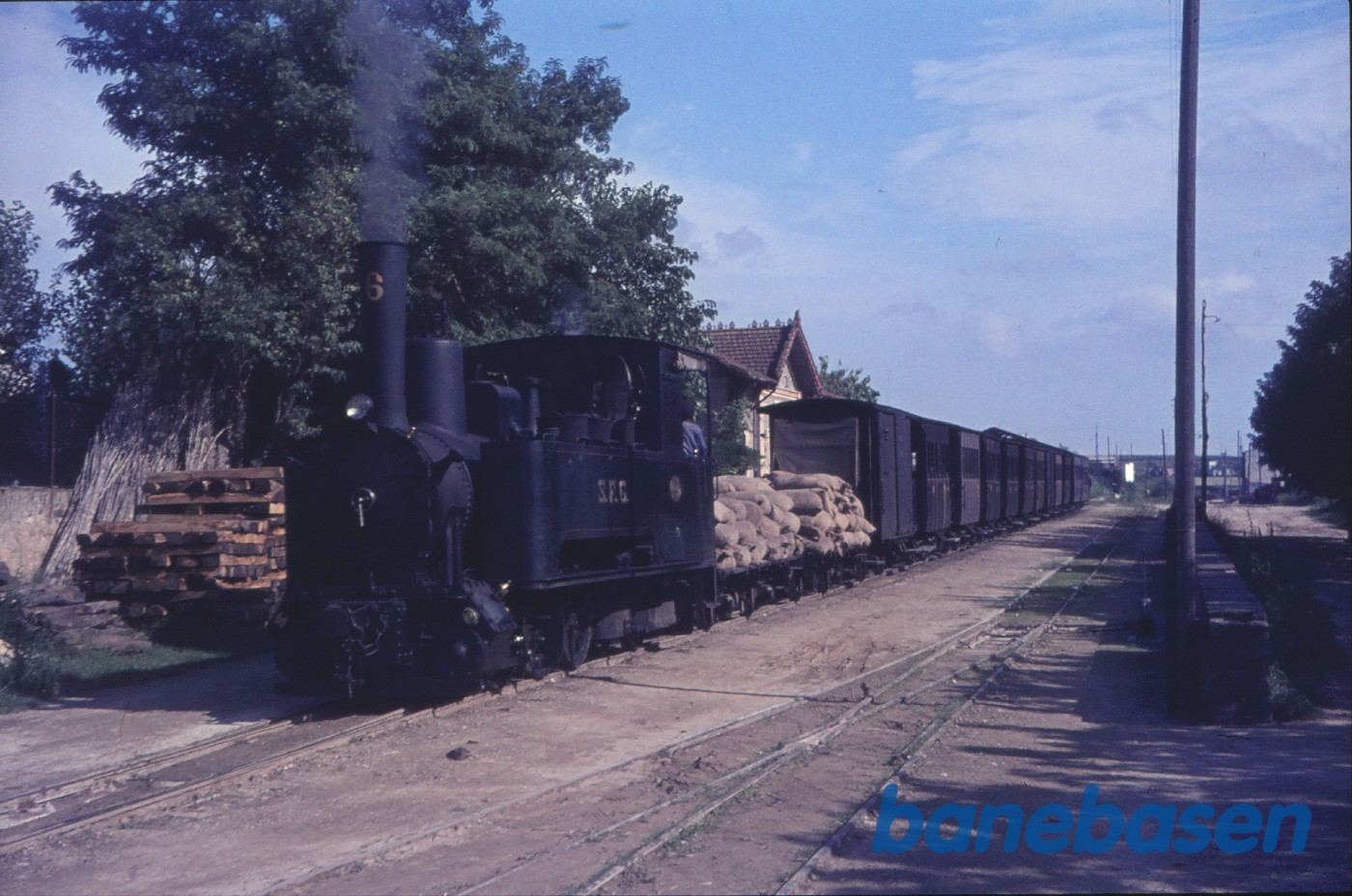 Damplokomotiv nr. 6 med blandettog Damplokomotiv nr. 6 med blandettog