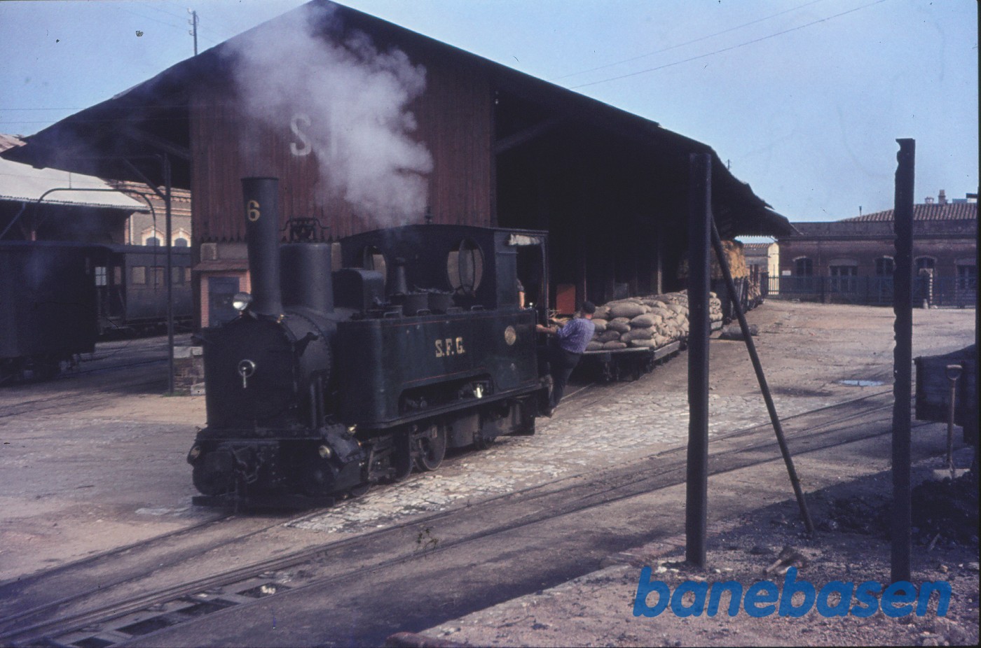 Damplokomotiv nr. 6 rangerer Damplokomotiv nr. 6 rangerer