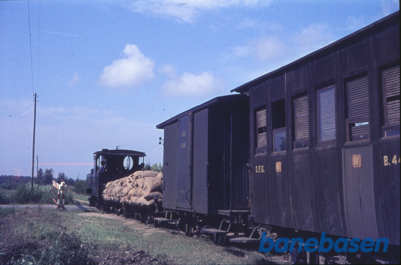 Damplokomotiv nr. 6 med blandettog Damplokomotiv nr. 6 med blandettog