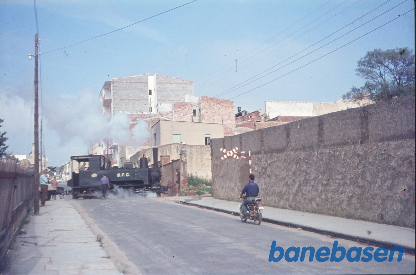 Damplokomotiv passerer vejoverskæring Damplokomotiv passerer vejoverskæring