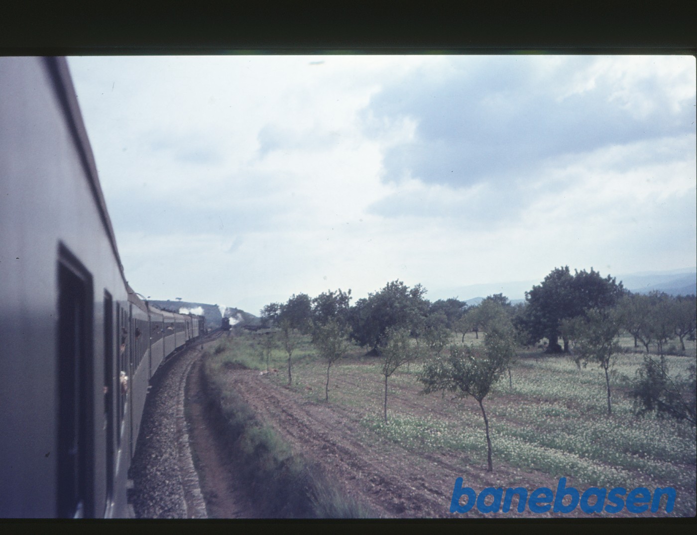 Krydsning mellem to tog fremført af Garratt-lokomotiver i nærheden af Valencia Krydsning mellem to tog fremført af Garratt-lokomotiver i nærheden af Valencia