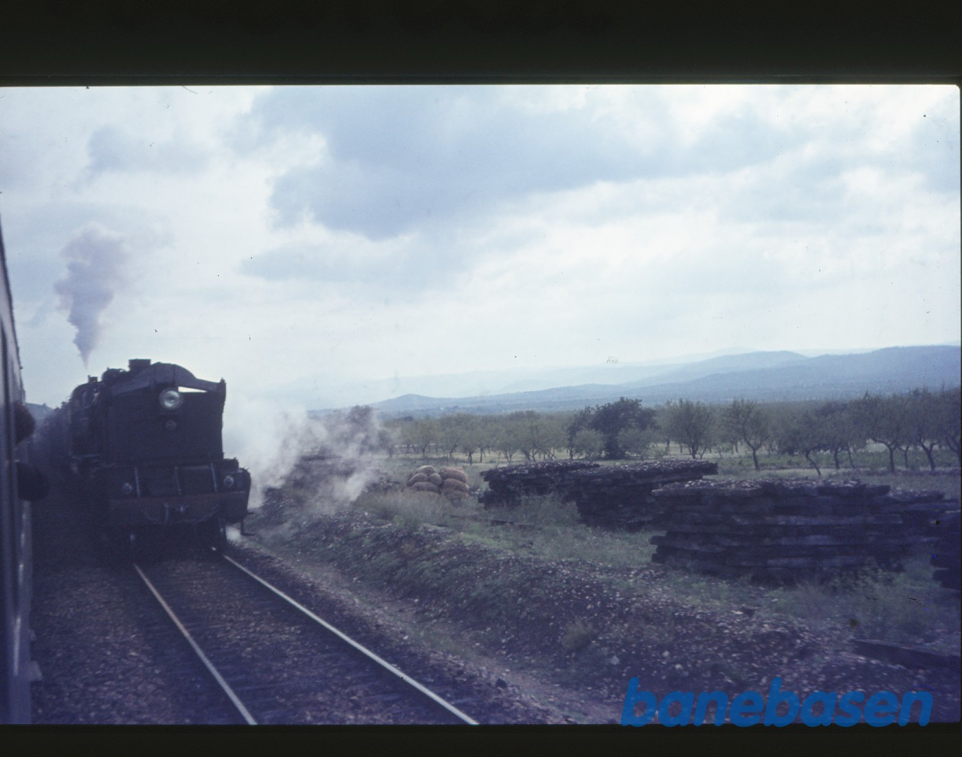 Krydsning mellem to tog fremført af Garratt-lokomotiver i nærheden af Valencia Krydsning mellem to tog fremført af Garratt-lokomotiver i nærheden af Valencia