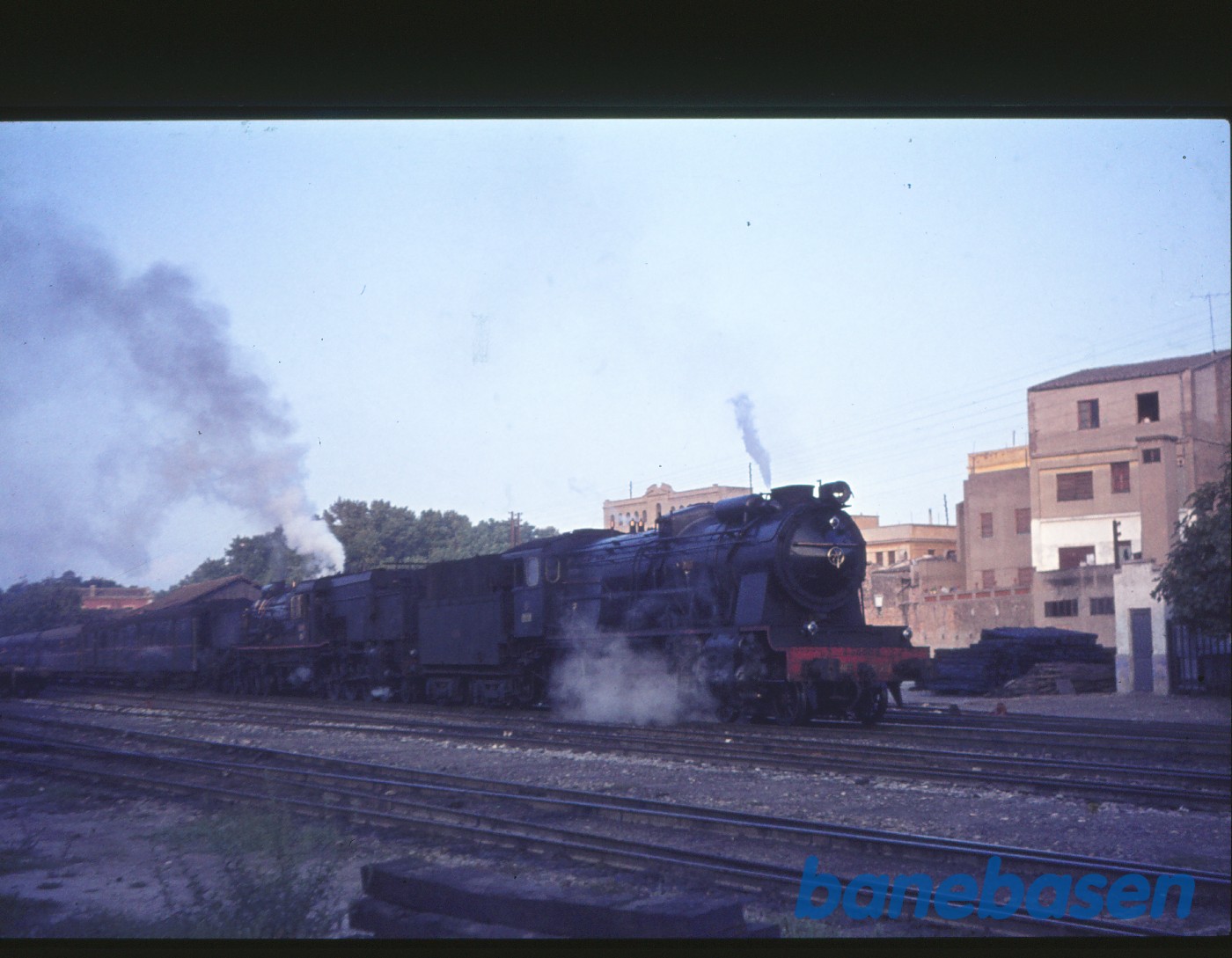 Damplokomotiv 240-2304 + type 462 i forspand med persontog Damplokomotiv 240-2304 + type 462 i forspand med persontog