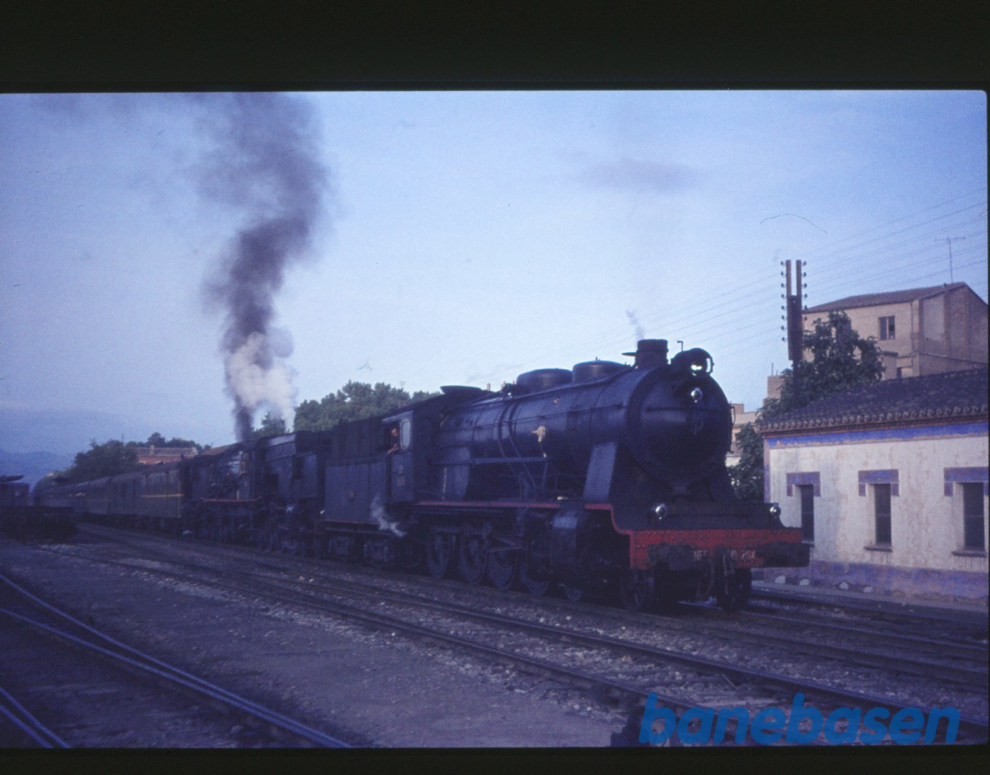 Damplokomotiv 240-2304 + type 462 i forspand med persontog Damplokomotiv 240-2304 + type 462 i forspand med persontog