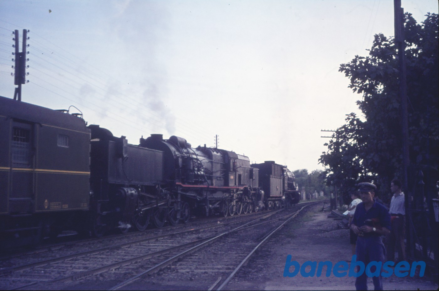 Damplokomotiv 240-2304 + type 462 i forspand med persontog Damplokomotiv 240-2304 + type 462 i forspand med persontog