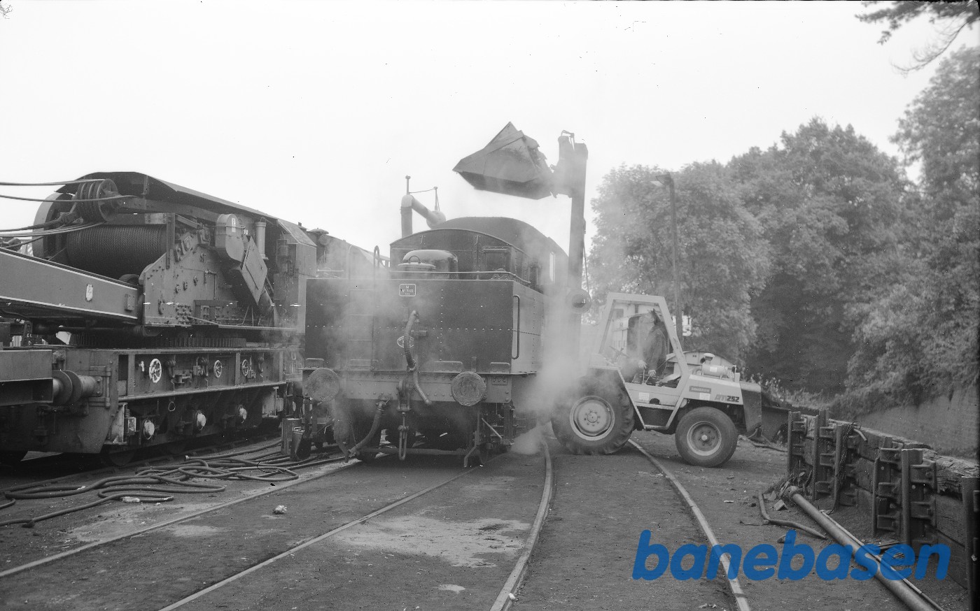 Påfyldning af kul på damplokomotiv måske BR 75027 Bluebell Railway Påfyldning af kul på damplokomotiv måske BR 75027 Bluebell Railway