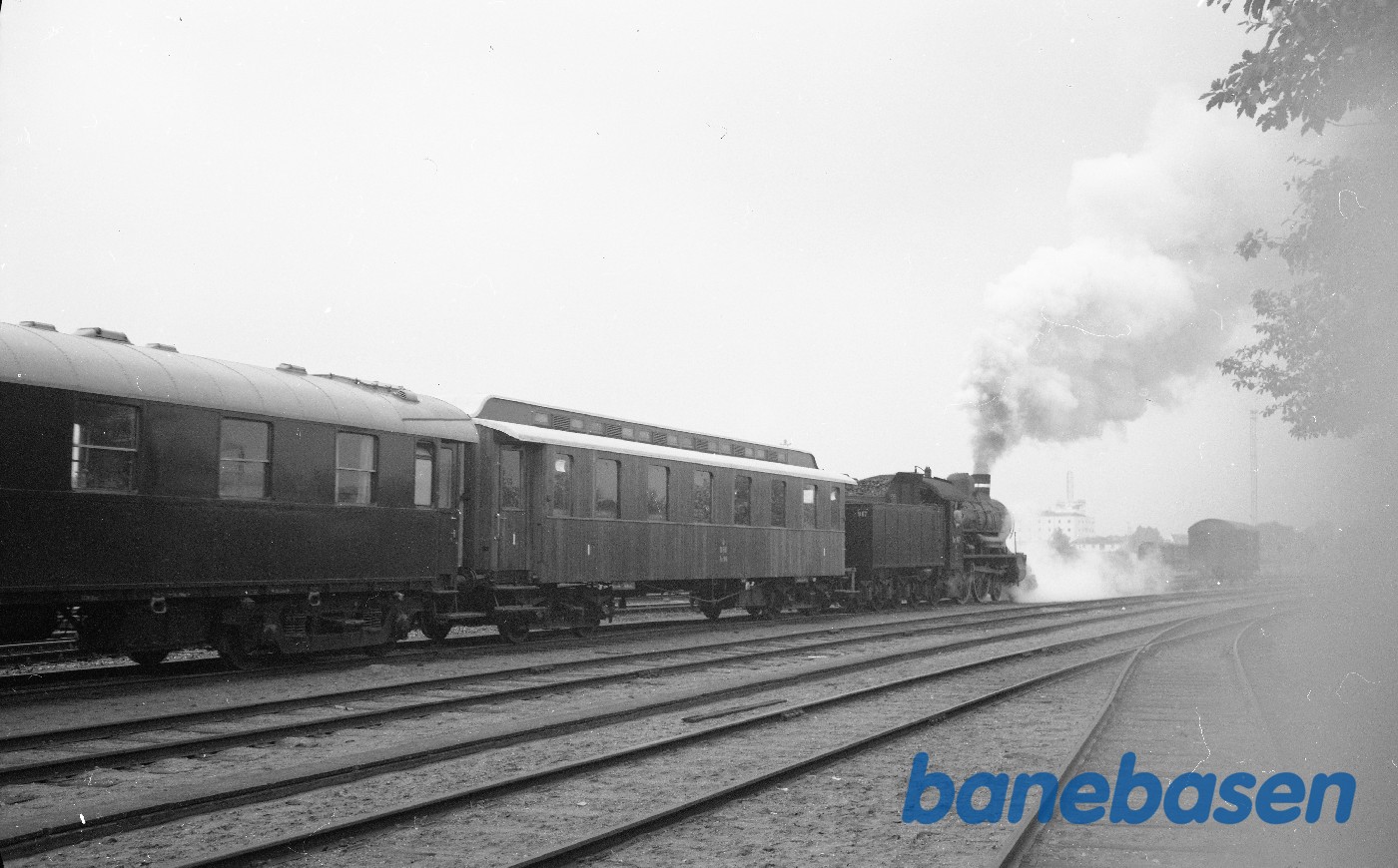 P 917 rangerer med personvogne i.f.m. Assensbanens 100 år (?) P 917 rangerer med personvogne i.f.m. Assensbanens 100 år (?)