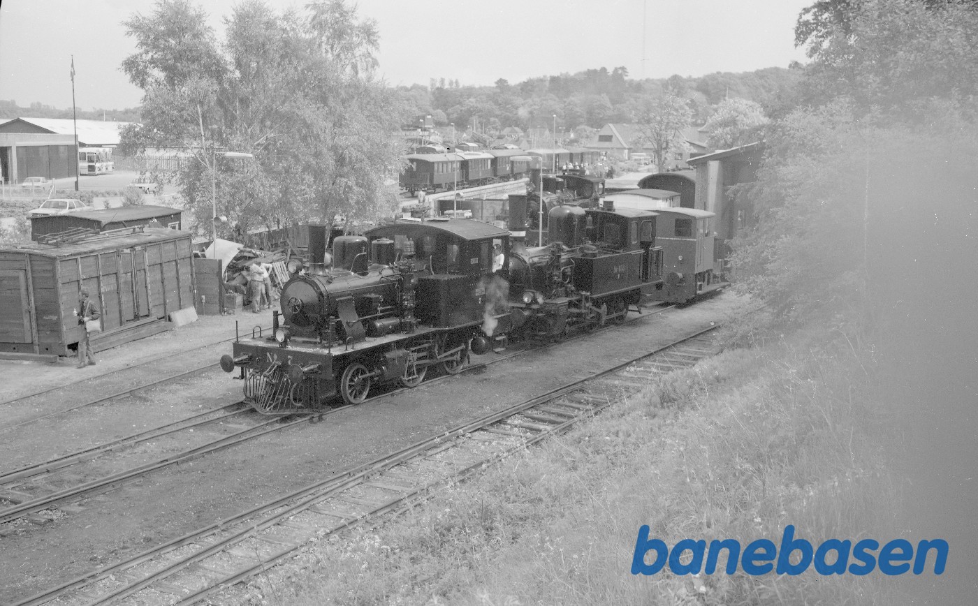 Vue over remise-areal med bl.a. VLTJ nr. 7 og DSB F 653 Vue over remise-areal med bl.a. VLTJ nr. 7 og DSB F 653