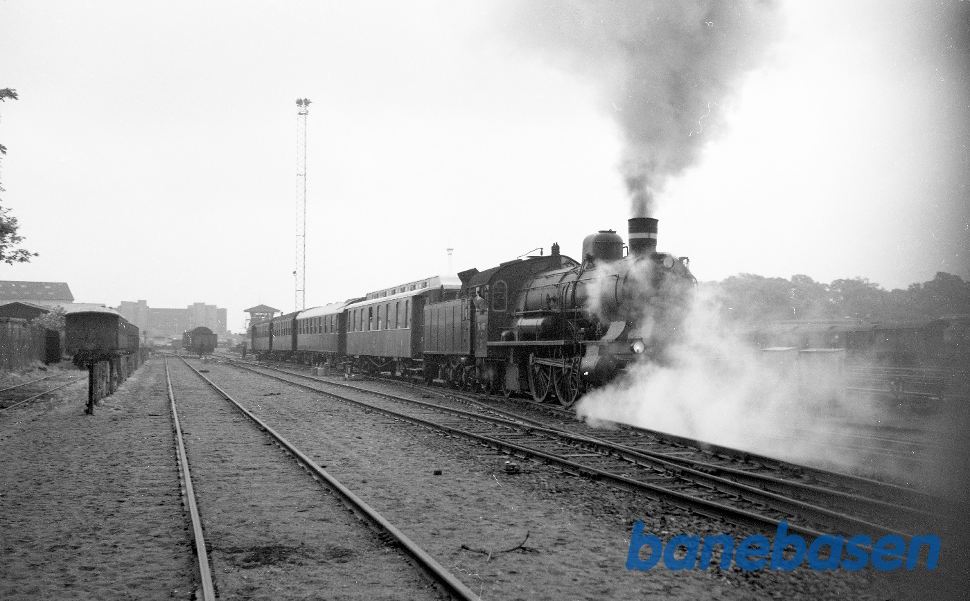 P 917 rangerer med personvogne i.f.m. Assensbanens 100 år (?) P 917 rangerer med personvogne i.f.m. Assensbanens 100 år (?)