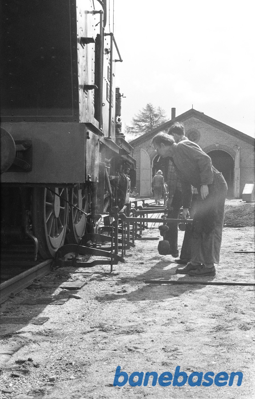 Vejning af akseltryk / tilspænding af fjeder på damplokomotiv ØSJS 7 Vejning af akseltryk / tilspænding af fjeder på damplokomotiv ØSJS 7