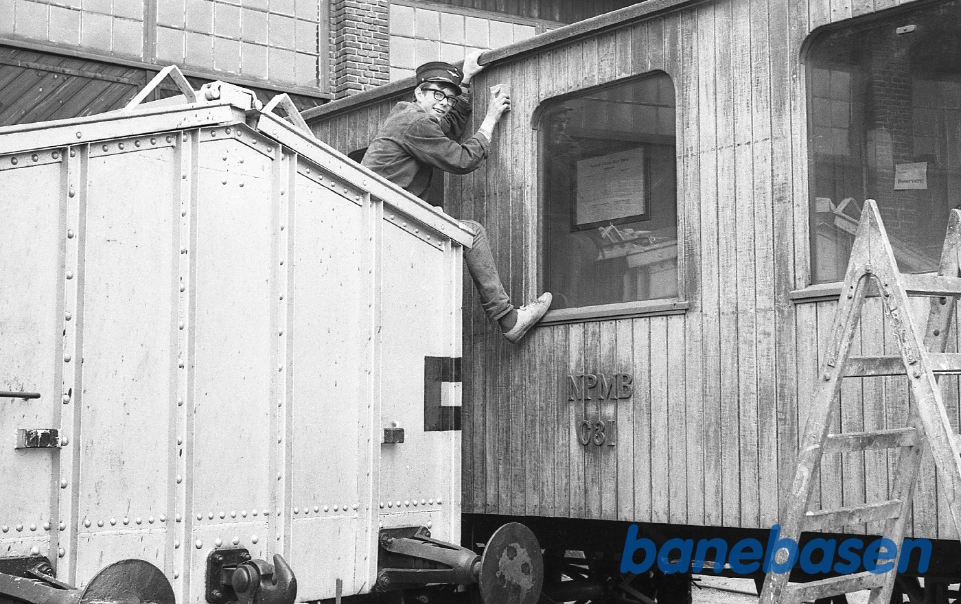 Ung mand sliber træværk på NPMB C 31 Ung mand sliber træværk på NPMB C 31