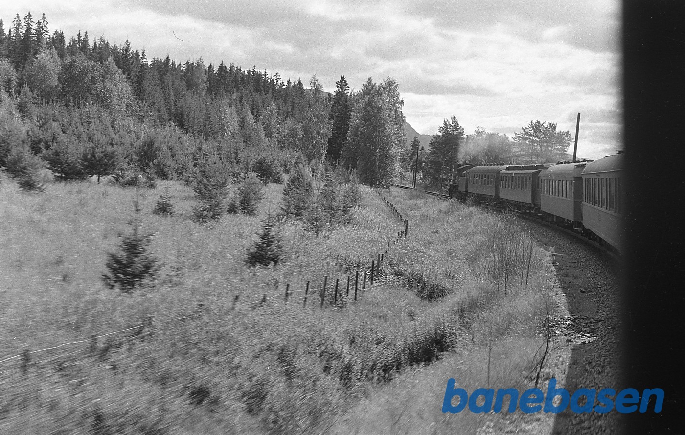 Tog med damplokomotiv, set fra toget Tog med damplokomotiv, set fra toget