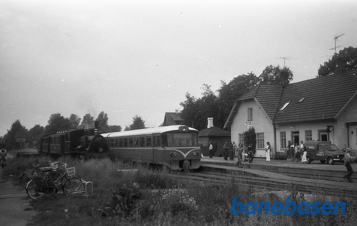 ØSJS nr. 7 med veterantog krydser Y-tog ØSJS nr. 7 med veterantog krydser Y-tog