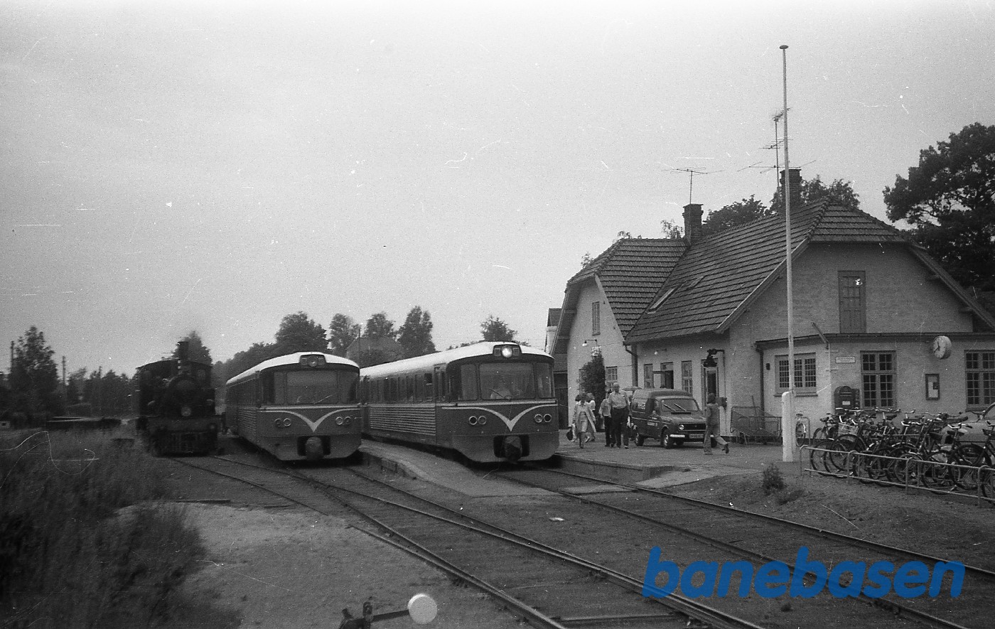 ØSJS nr. 7 med veterantog krydser Y-tog ØSJS nr. 7 med veterantog krydser Y-tog